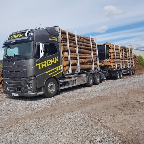 Bilde av en av tømmerbilene til Trekk Tømmer