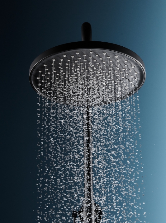 immagine di una doccia a rappresentare il mercato della vasca doccia e bagno ristrutturazione

