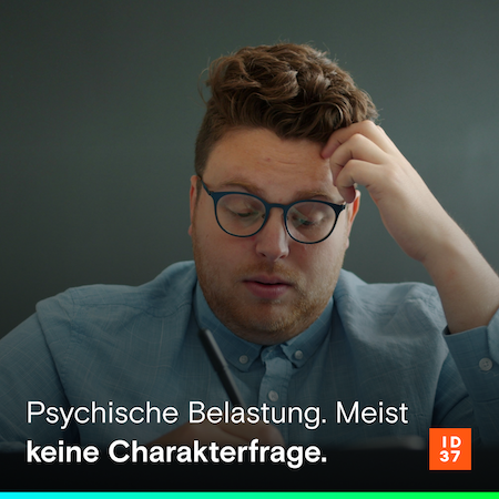 Gestresster Mann sitzt vor einem Bildschirm, stützt den Kopf in die Hand und wirkt erschöpft oder überfordert