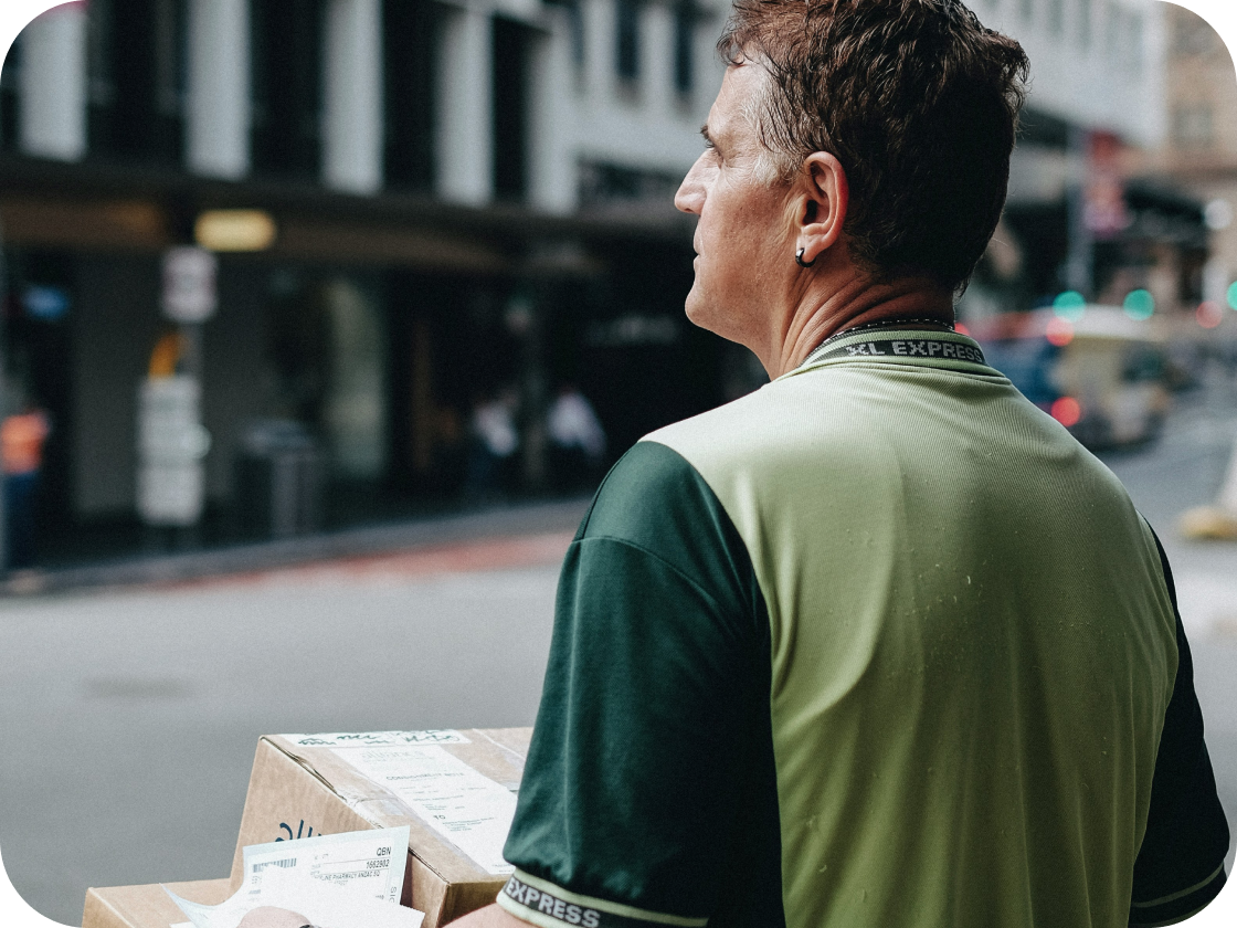Repartidor gestionando entregas y facturación en un servicio de transporte con taclia