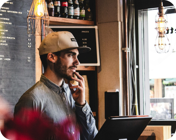 Camarero gestionando pedidos y facturación en un bar con taclia
