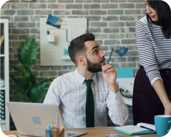 Profesional gestionando su trabajo y facturación en una oficina
