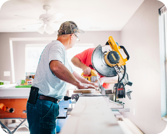 Técnicos realizando trabajos de obra y mantenimiento con herramientas profesionales
