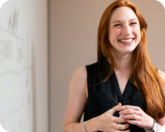 Formadora en un centro educativo impartiendo clase