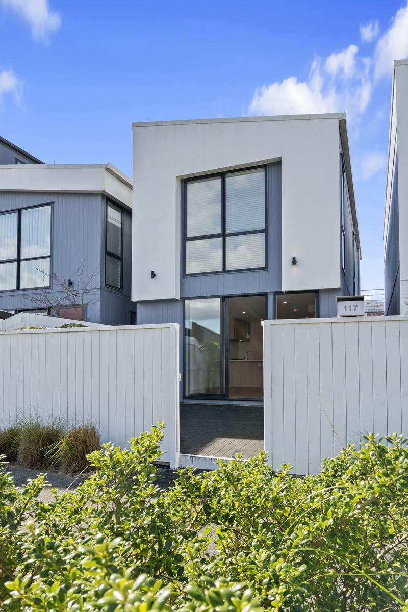 Freehold, Freestanding With Rare Double Parking