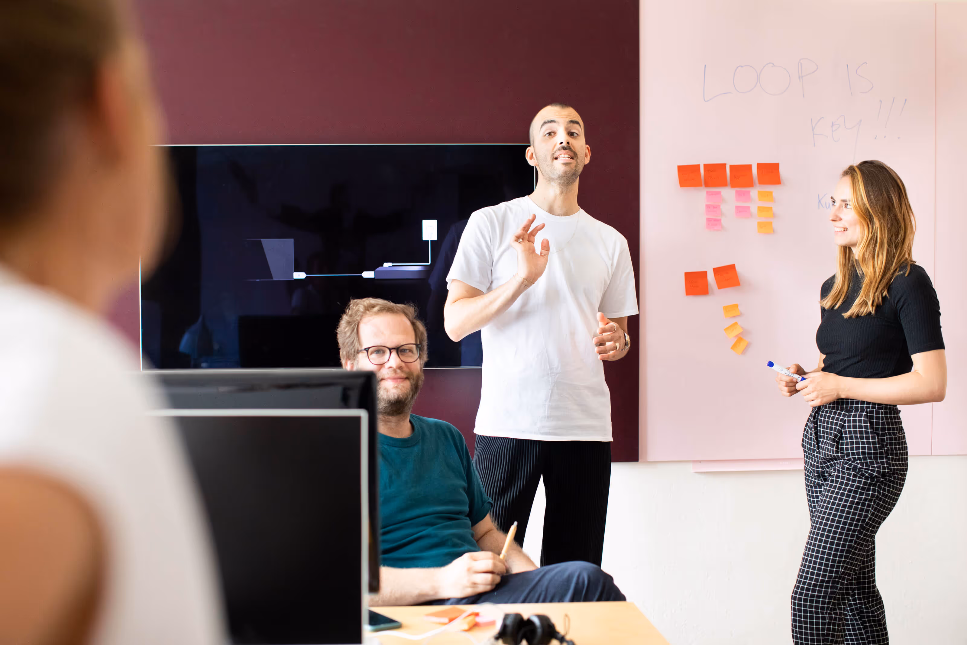 Das Team Strategie und Konzeption bei Schröder+Schömbs PR diskutiert angeregt in einer Besprechung.