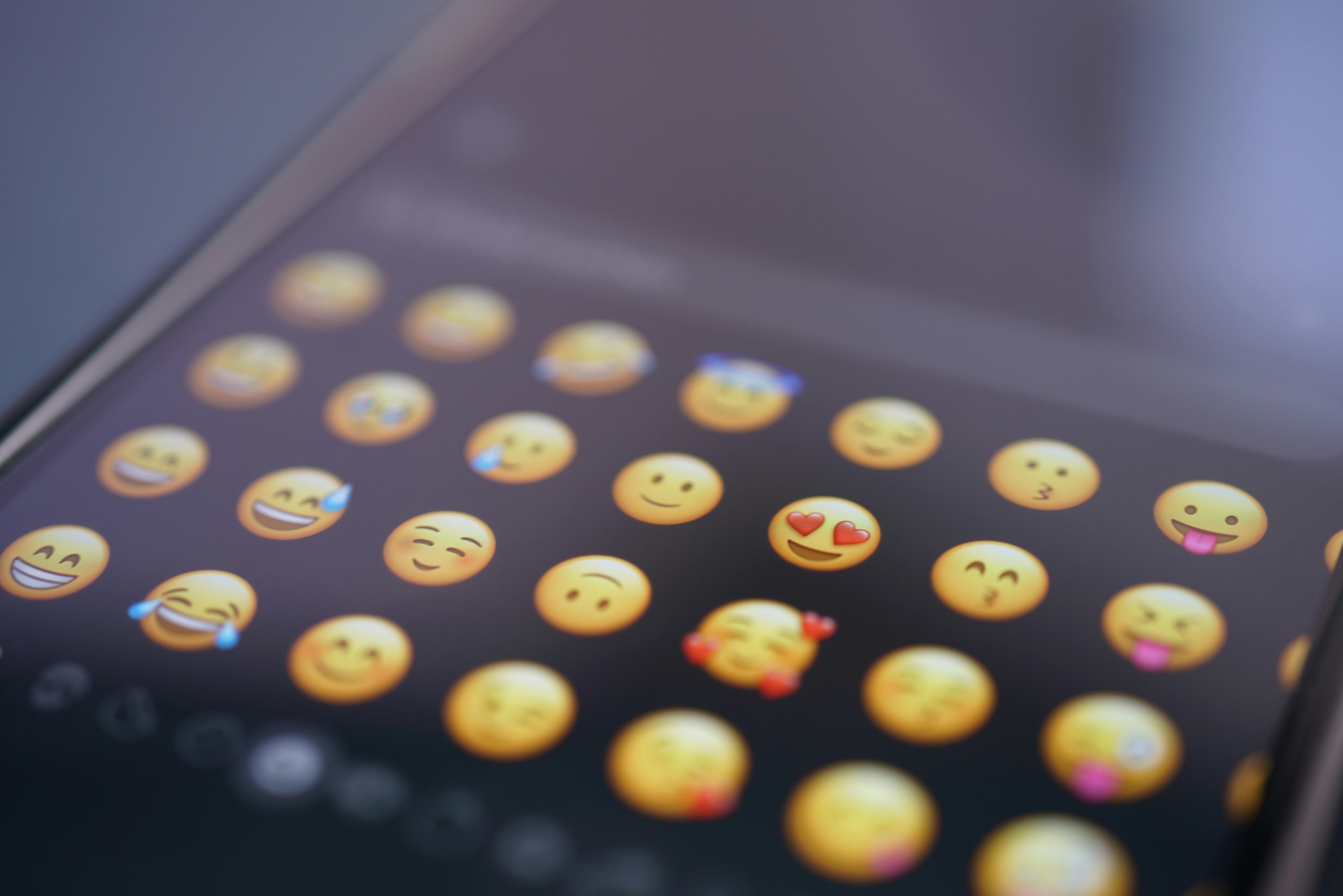 Was deine Emojis über dich verraten: Tinder zeigt die beliebtesten Emojis beim Dating und welche dich direkt auf die Abschussliste setzen