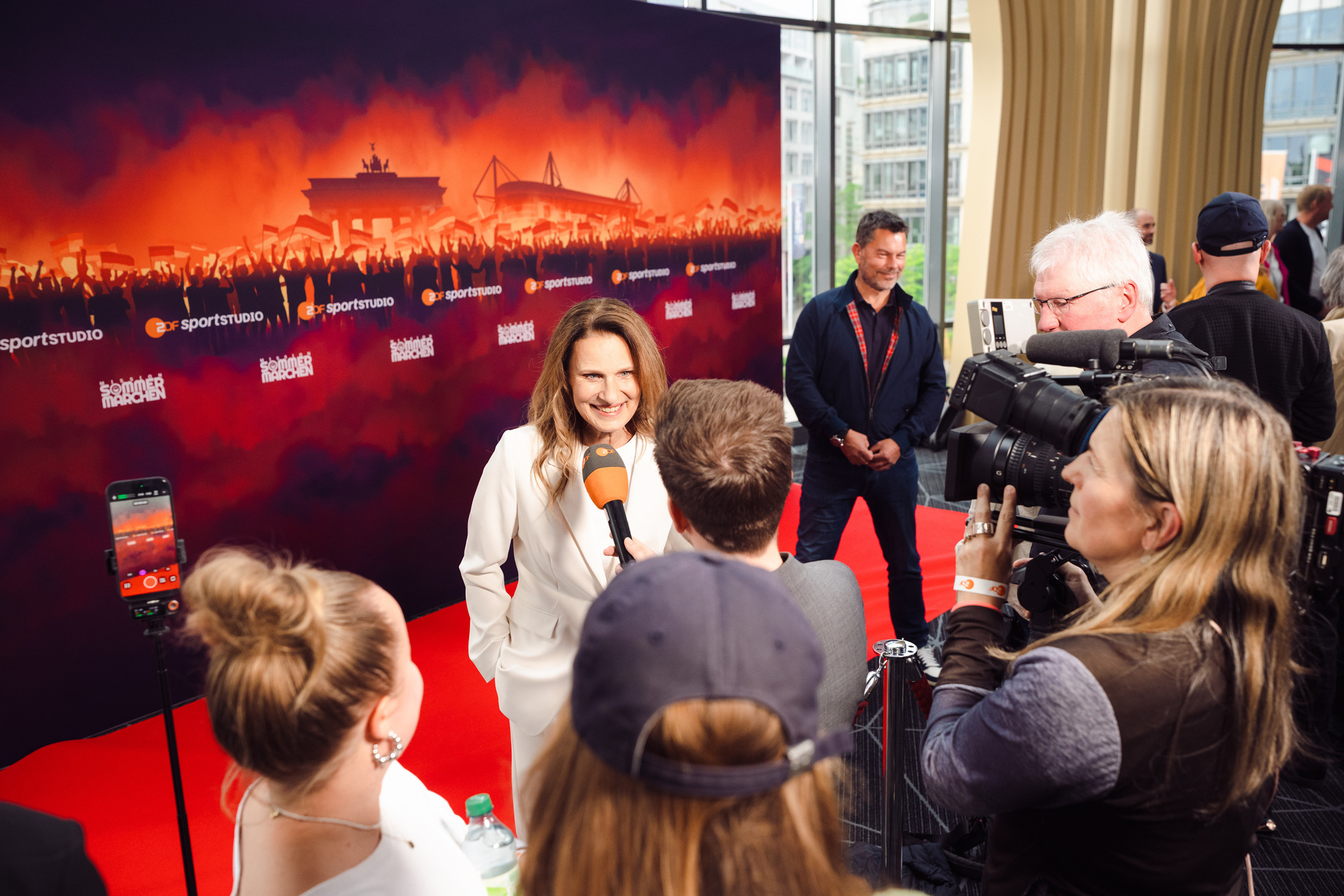 Die Premierenbilder von Mission Sommermärchen: ZDF und Ben Knabe Das Key Visual von Mission Sommermärchen: ZDF und Alexander Wells