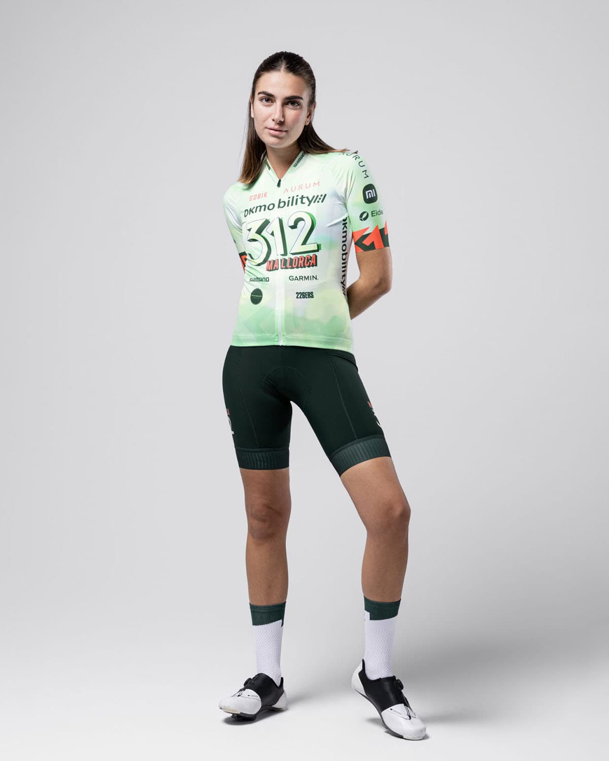 Frau mit M312 Outlet Bekleidung