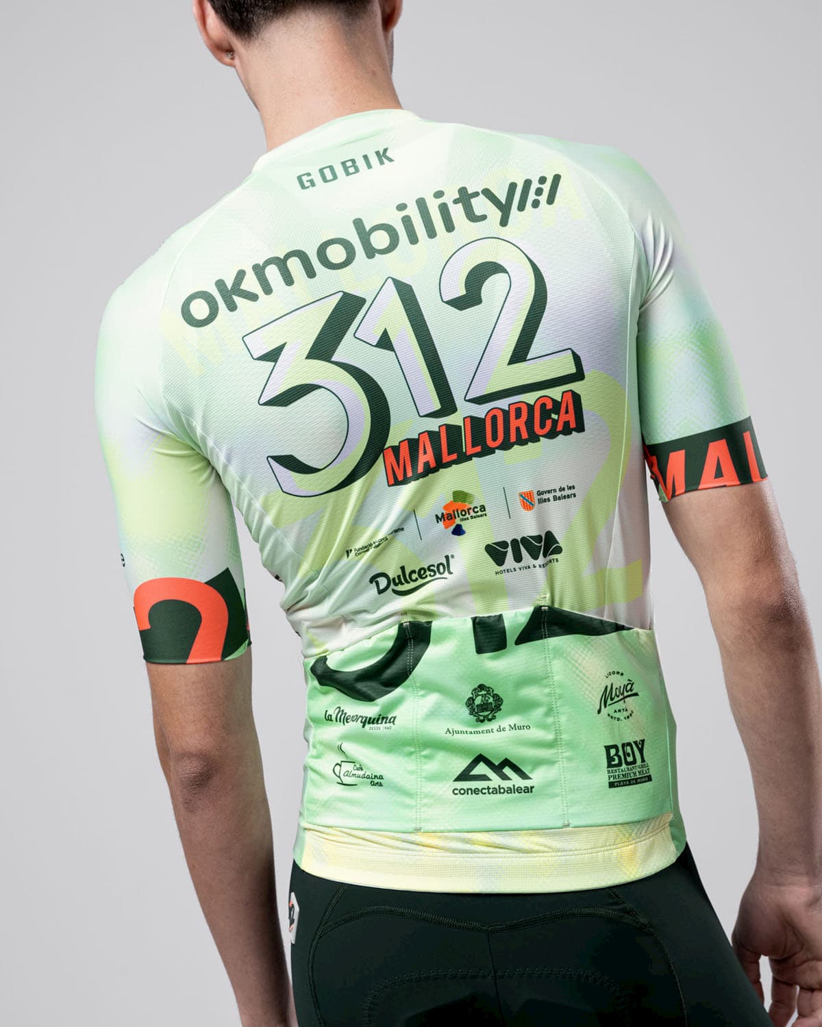 Mann mit M312 Outlet Bekleidung