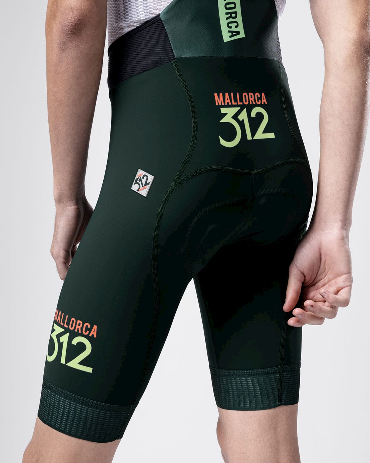 Mann mit M312 Outlet Bekleidung