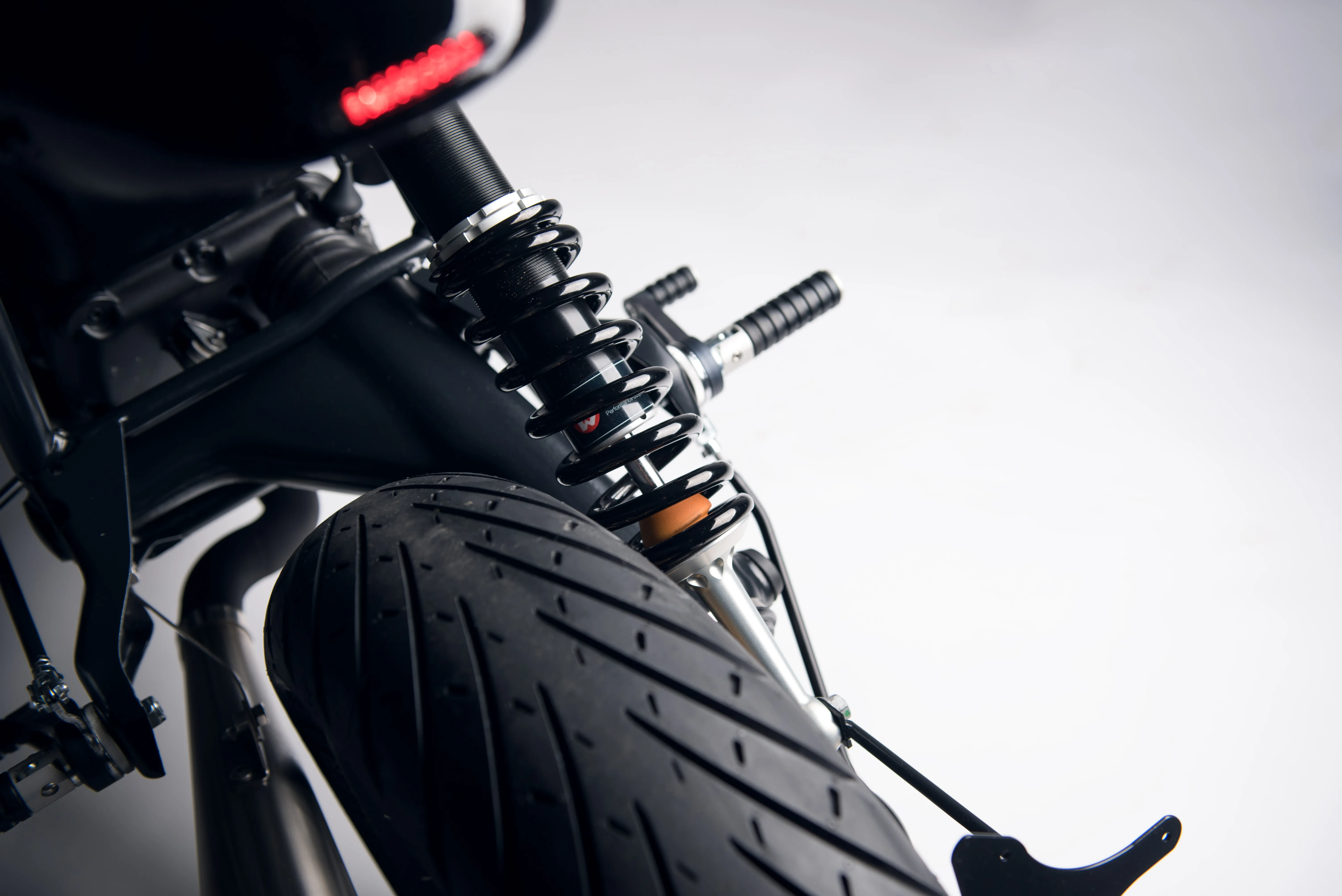 Diamond Atelier rear suspension detail illustrating BMW Airhead chassis differences