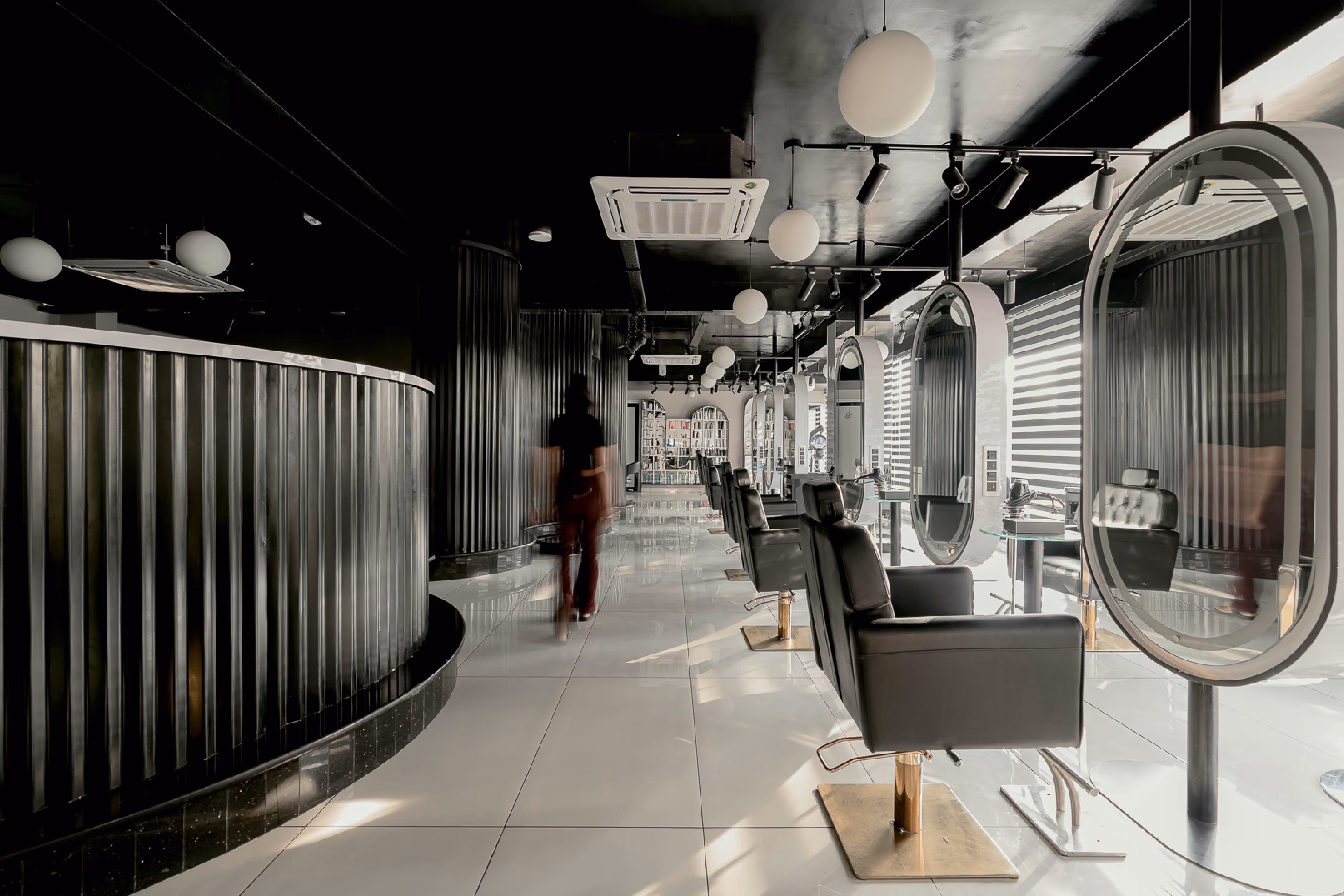 TONI&GUY salon daytime with customer