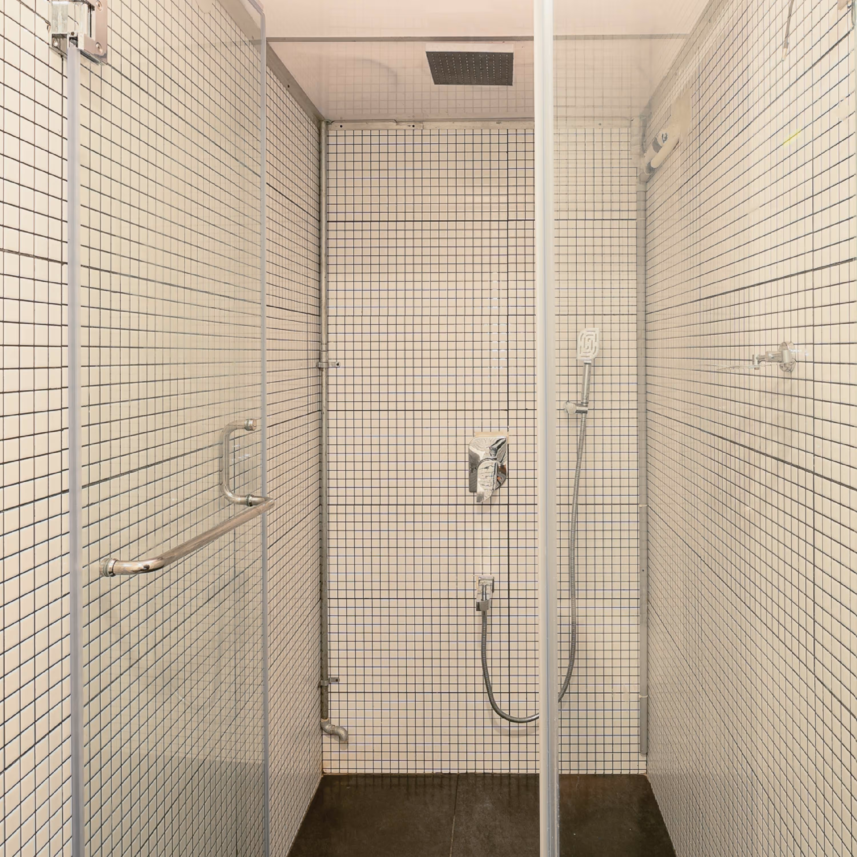TONI&GUY shower area