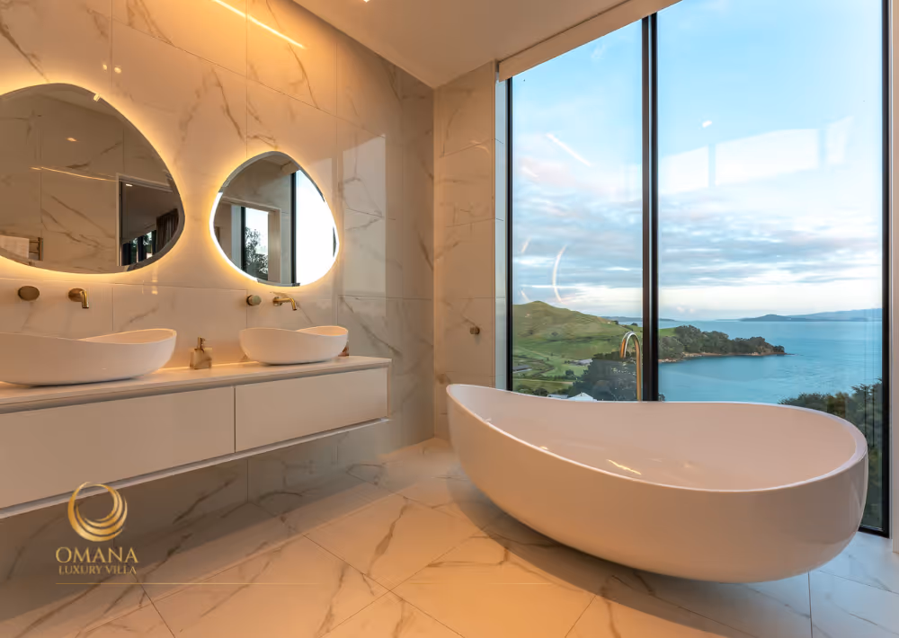 Vila in Waiheke with a bath and a view