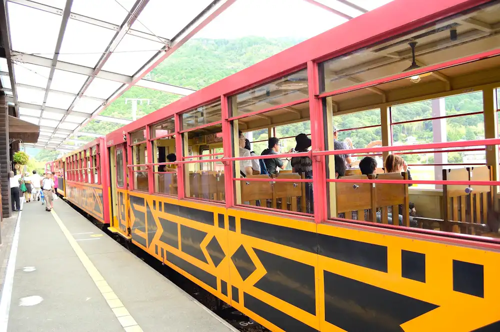 Enjoy the Cherry Blossoms of Hozukyo on the Sagano Romantic Train- "Sagano  Rich"! On the Classically Designed Sightseeing Train, You Can Experience  All Four Seasons While Enjoying the Natural Breeze in Kyoto! -