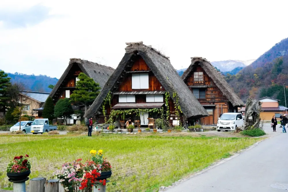 Shiroyama Tenshukaku Observation Deck - Shirakawa-go's Best Observatory to  get that Iconic Shot