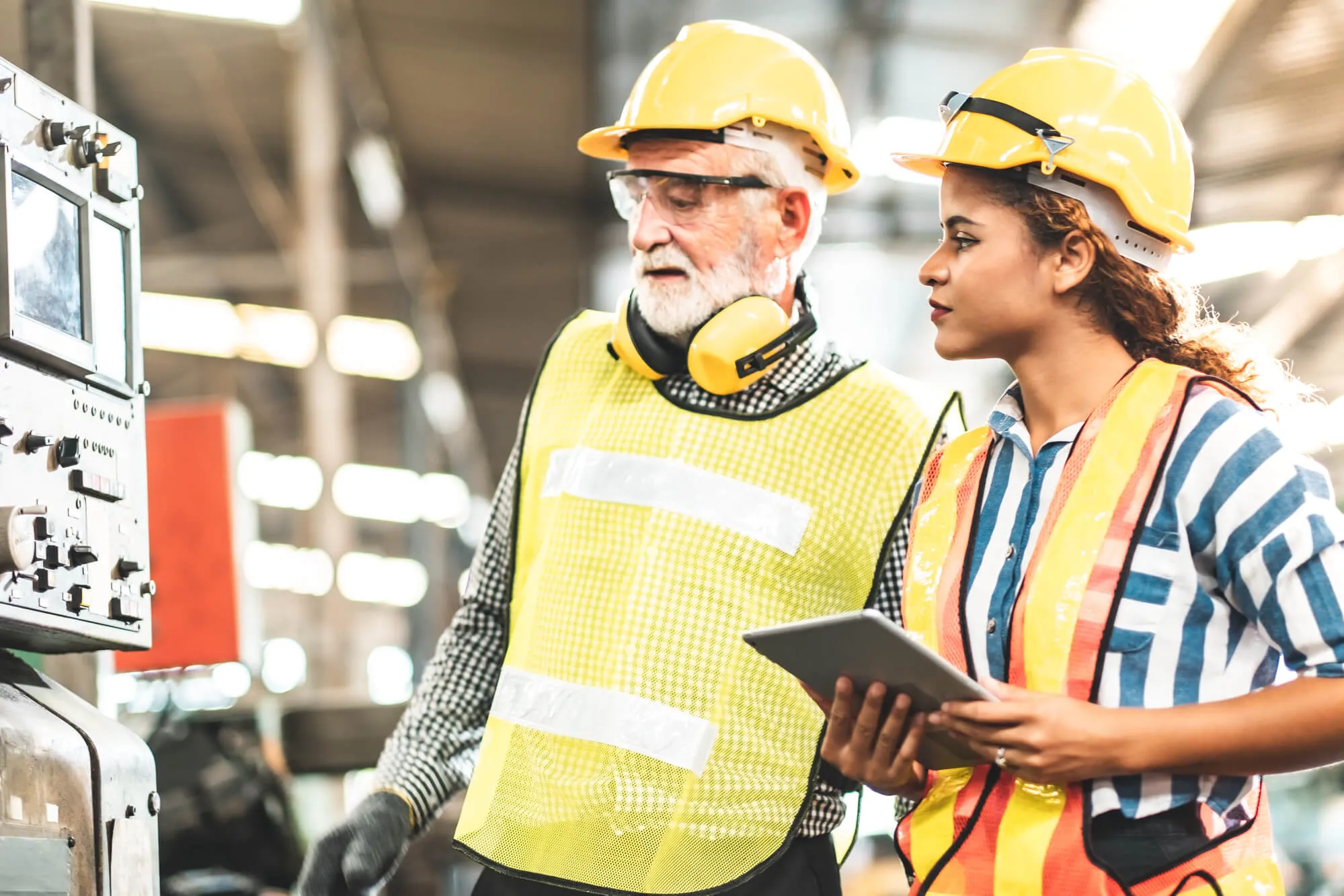 silicon-wafer-suppliers-checking-for-damaged-wafers