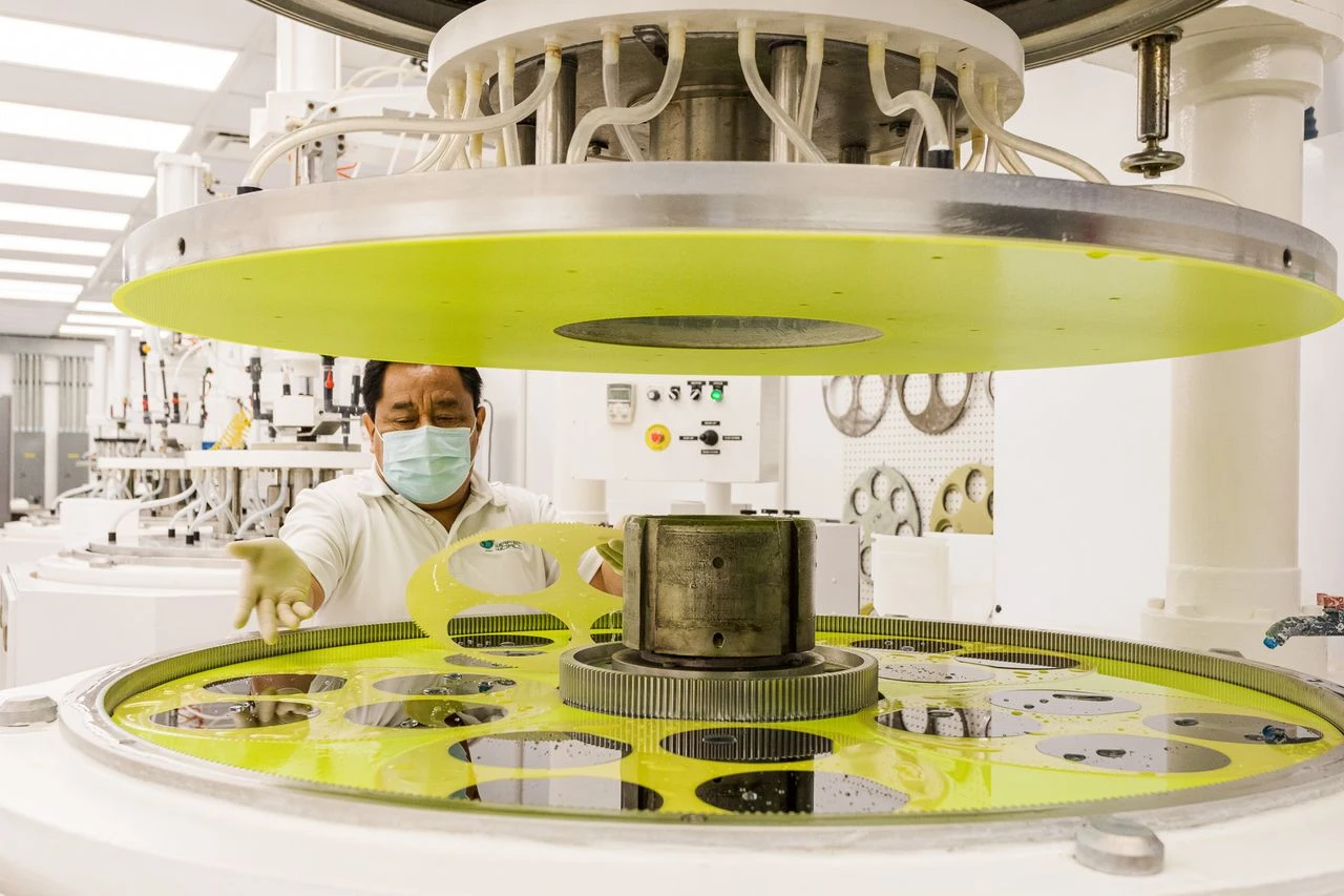 silicon-wafer-processing-equipment-cleanroom-fabrication