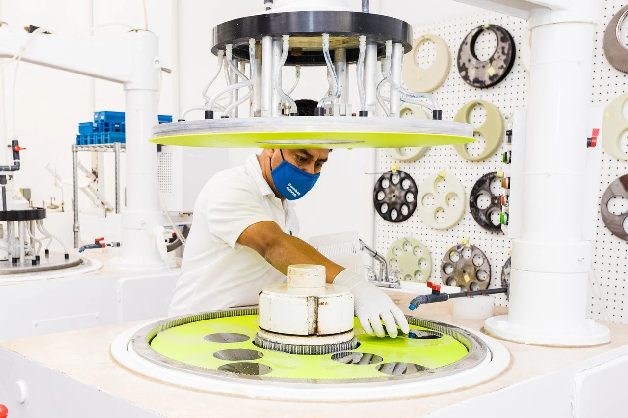 thin-silicon-wafers-manufacturing-machine-technician