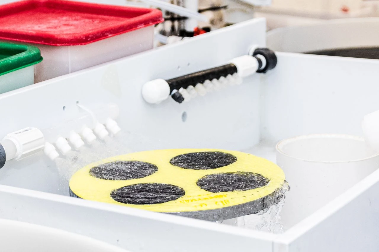 inp-reclaim-wafers-closeup-wafer-rinse
