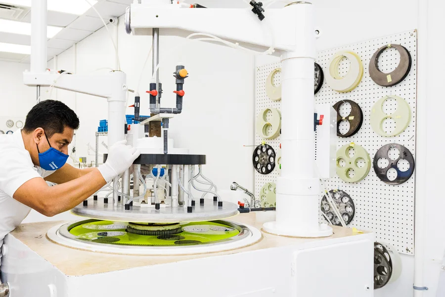 fz-wafer-technician-operating-float-zone-wafer-polishing-system