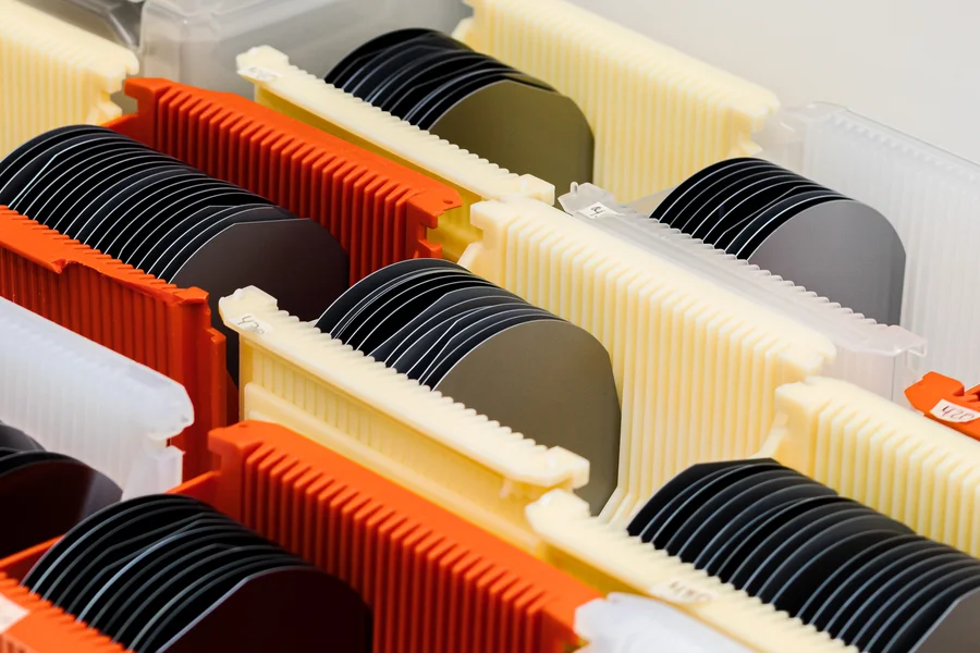 inp-wafer-indium-phosphide-wafers-stored-in-cleanroom-carriers