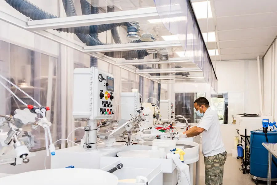 silicon-wafer-suppliers-technician-operating-polishing-equipment-in-cleanroom