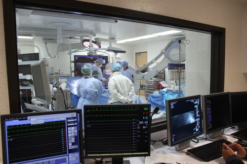 Cirujanos operando maquinaria