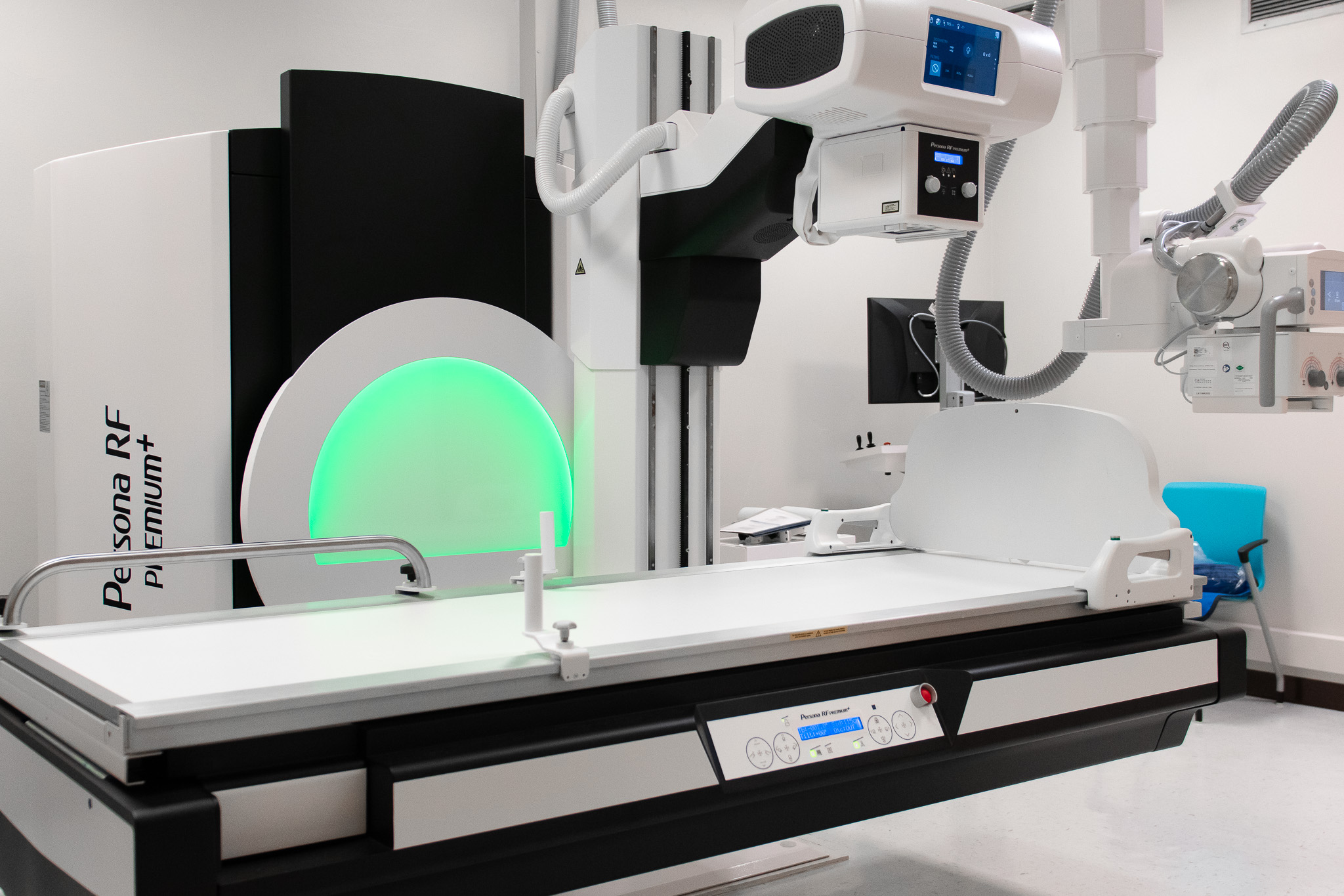 Tecnico de Imágenes utilizando máquina radiografías