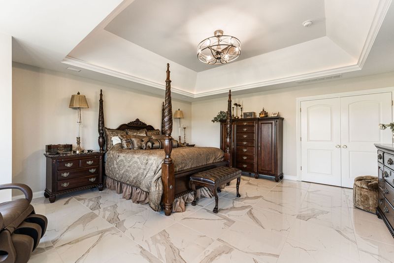 a classic style bedroom 