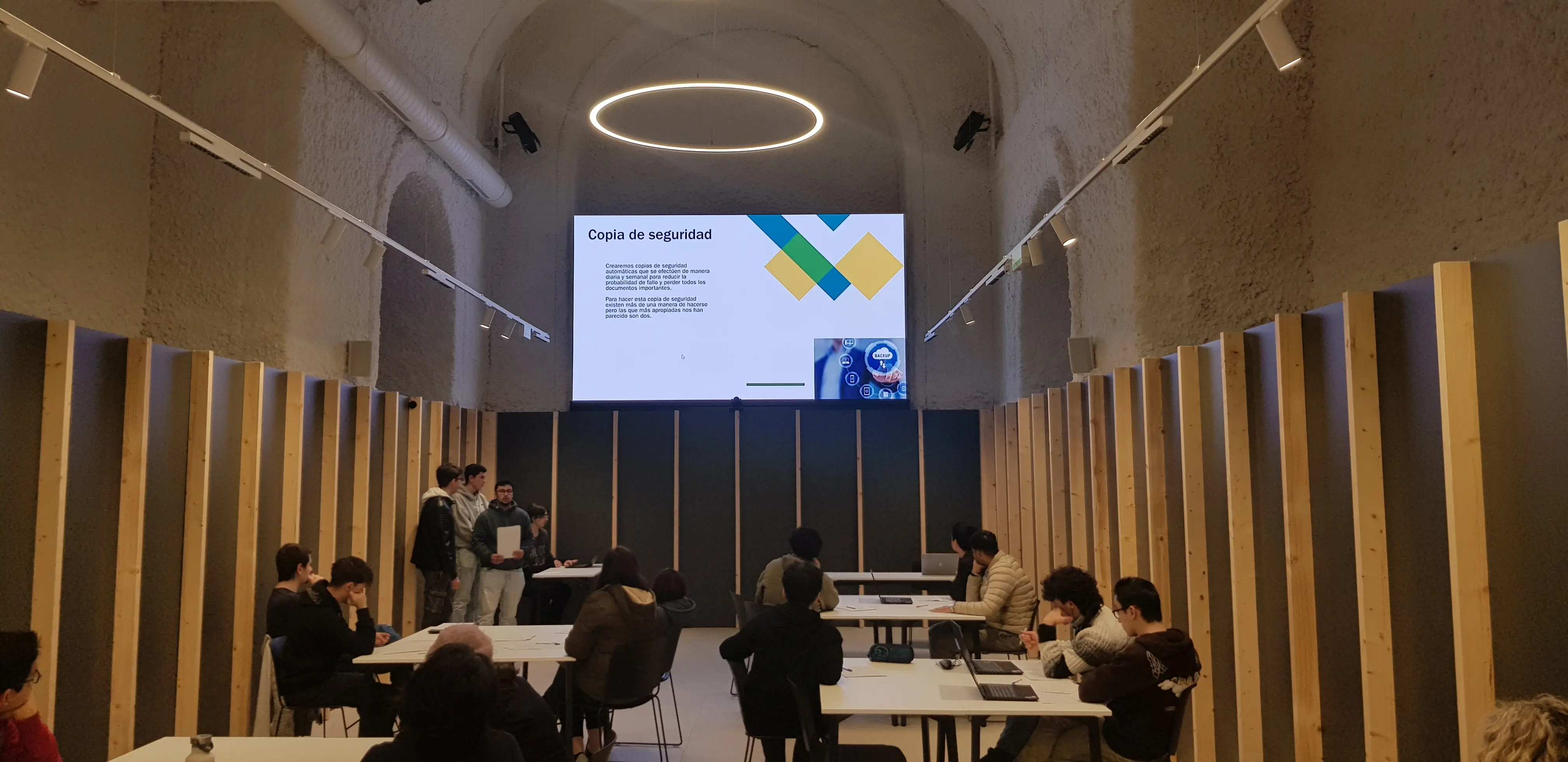 ETHAZI ZABALBURU Ikastetxea | ASIR | DAW