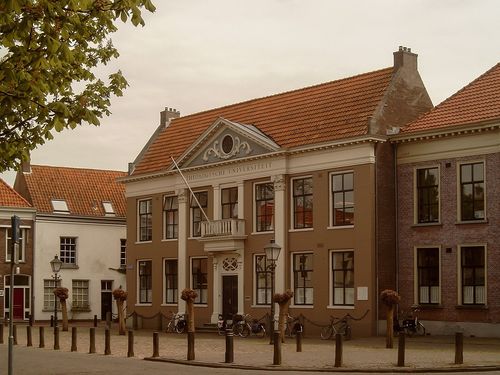 het gebouw van de Hoofdcursus