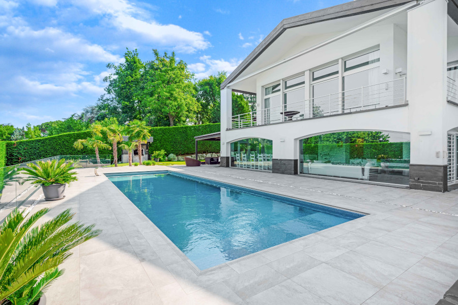 Villa indipendente con piscina a Cardano al Campo