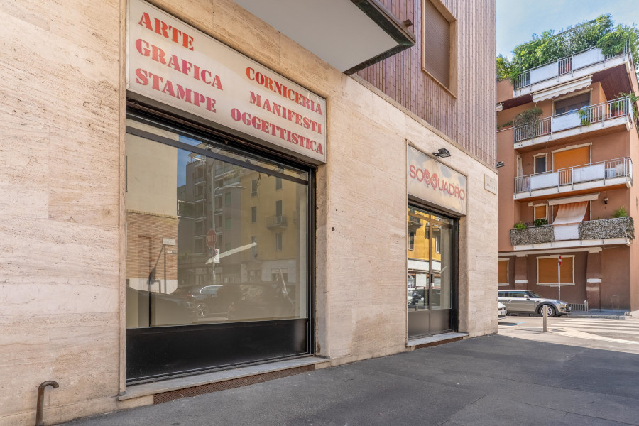 Negozio ristrutturato in Buonarroti con tripla vetrina 