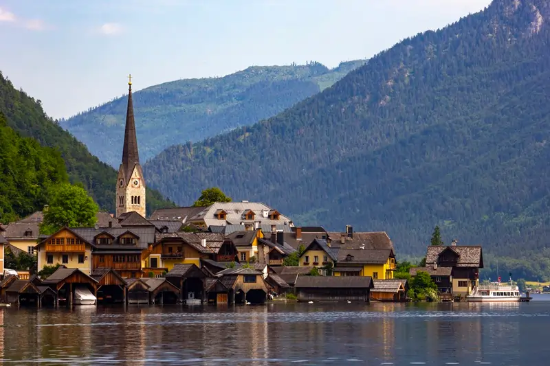 hallstatt village austria lake view