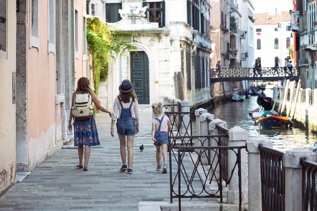 mother daughter venice canal
