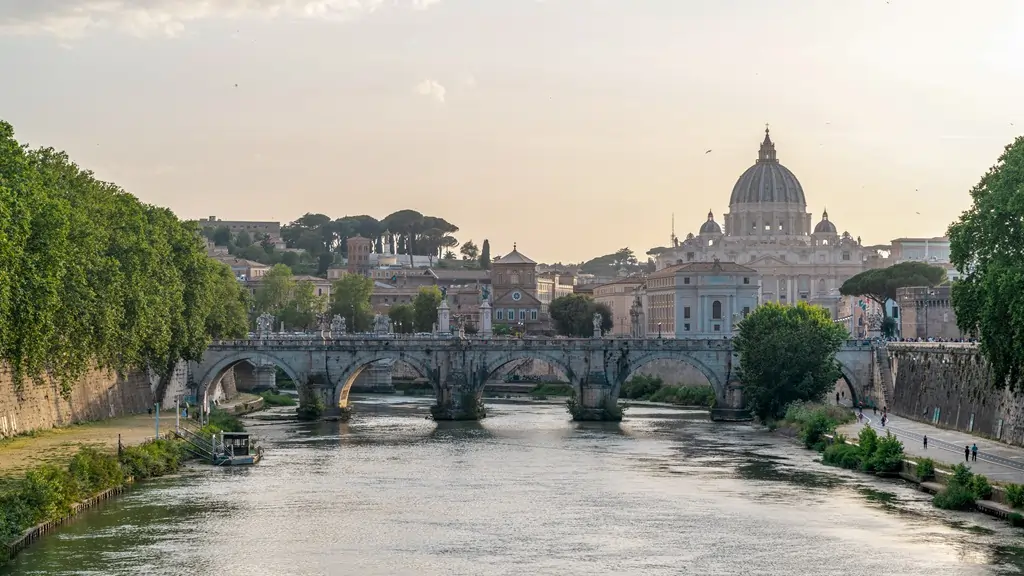 tiber river rome italy city view