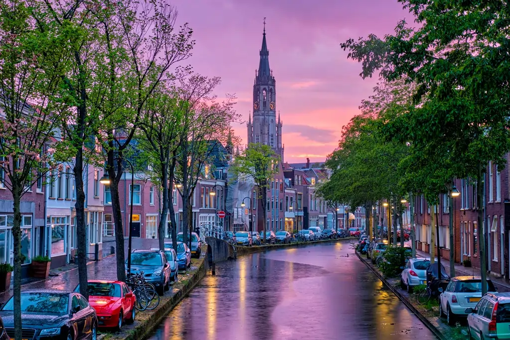 delft canal houses and lifestyle in the Netherlands