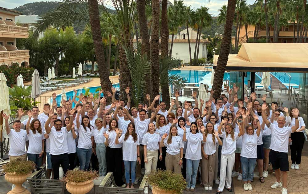 Gruppenbild von Personen bei einer Incentive-Veranstaltung für BakerTilly organisiert von BLOND auf Mallorca