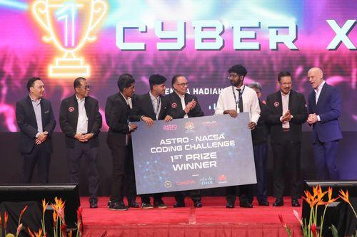 Prime Minister Presents Award to the Champion of Astro-Nacsa Coding Challenge 2024