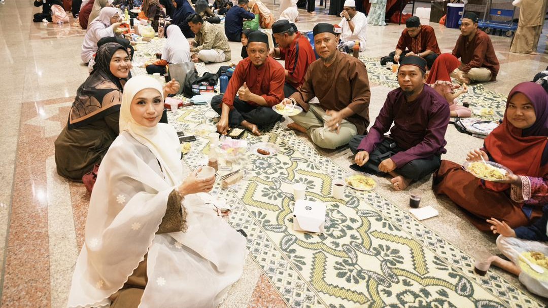 ZAYAN Santuni Jemaah Melalui Program Buka Puasa 6 Bersama FBI & Nana di Masjid Putra