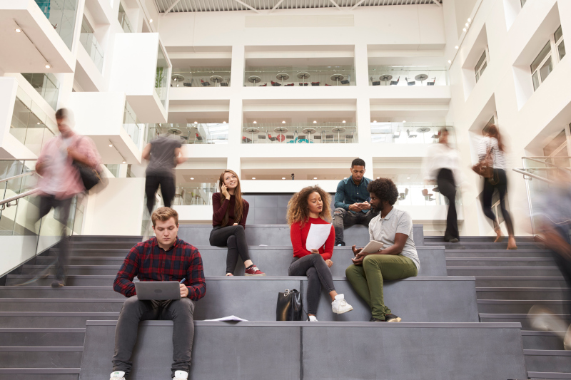 Solutions de recharge pour téléphones et ordinateurs dans les écoles et universités