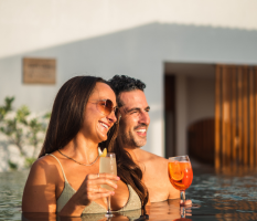 pareja en alberca 