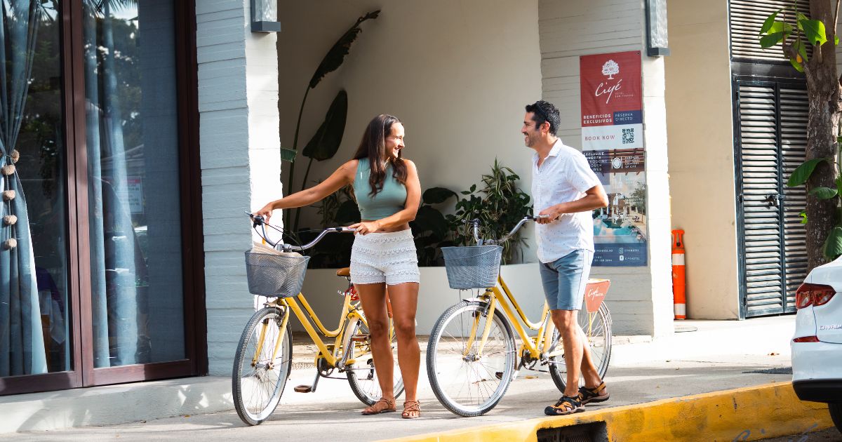 pareja en bicicleta