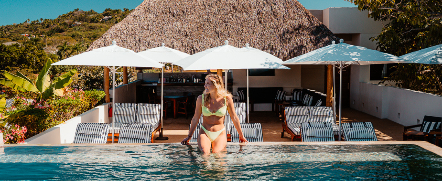 chica en piscina ciyé