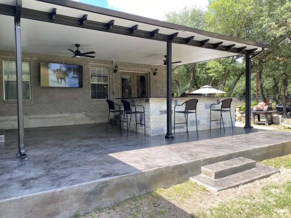 Covered patio with bar, chairs, and TV, San Antonio.