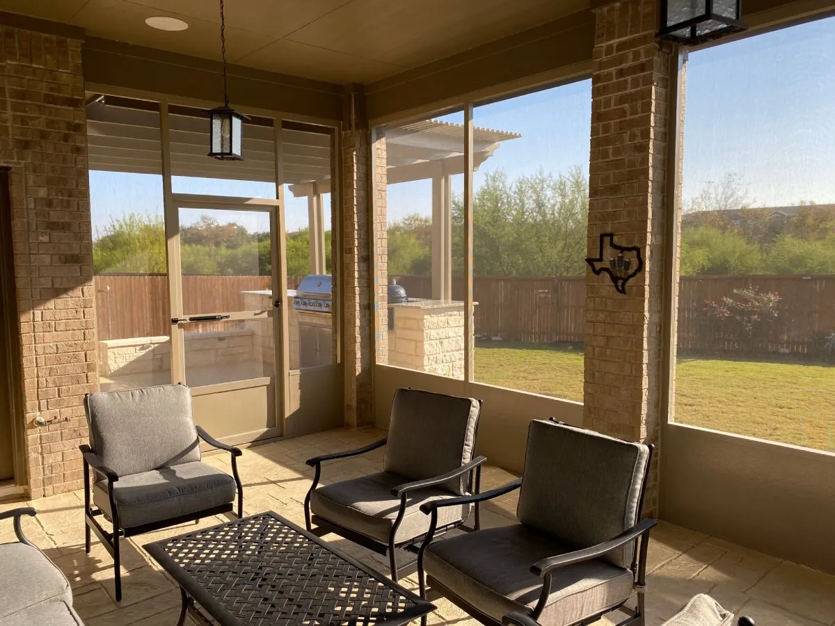 San Antonio patio with screened enclosure and outdoor furniture.