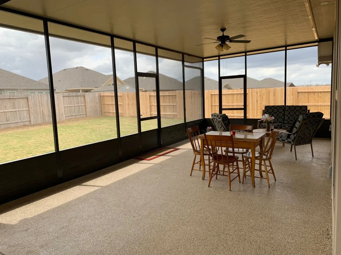 large screened in patio in degnowity hill