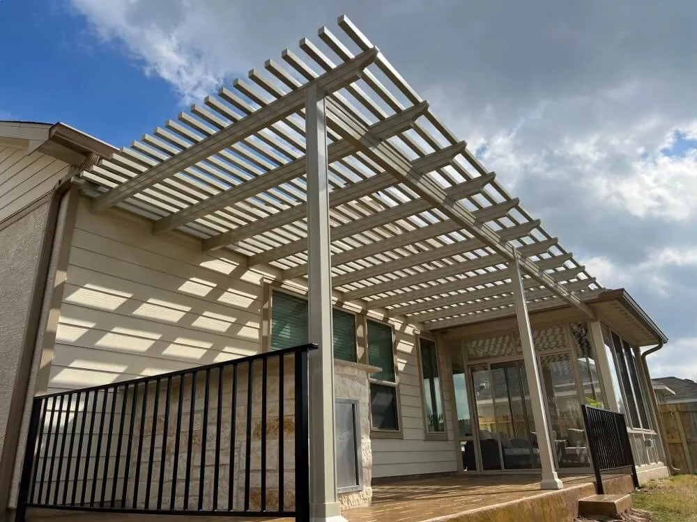 White pergola attached to house亚b